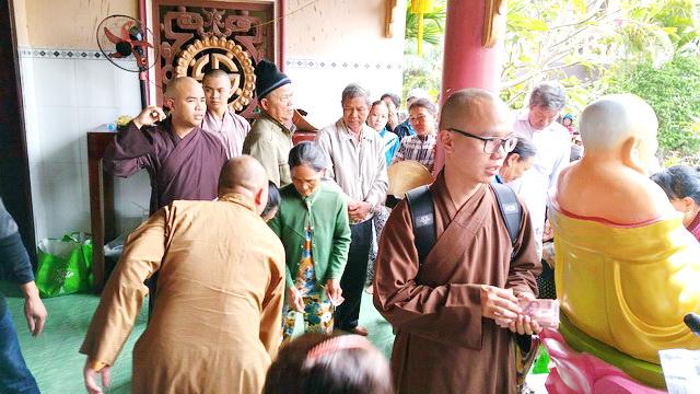 Chùa Phật Ấn đến với bà con vùng bão lũ.