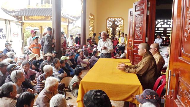 Chùa Tây Thiên tặng quà từ thiện