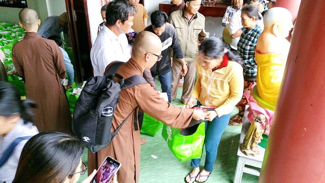 Chùa Phật Ấn đến với bà con vùng bão lũ.