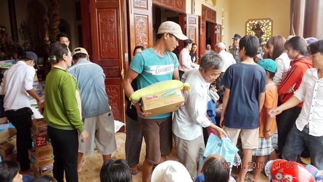 Chùa Tây Thiên tặng quà từ thiện