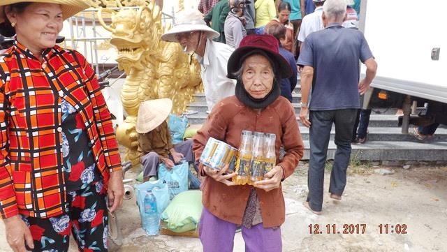 Chùa Tây Thiên tặng quà từ thiện