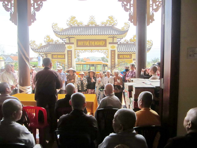 Chùa Phước Viên và Lâm Quang tặng quà từ thiện