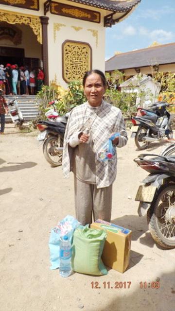 Chùa Tây Thiên tặng quà từ thiện