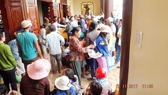 Chùa Tây Thiên tặng quà từ thiện