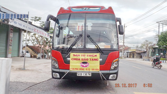 Ban Từ thiện chùa Bảo Tạng tặng quà