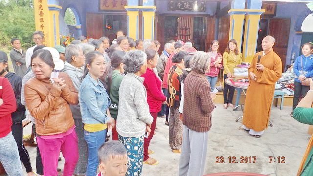 Ban Từ thiện chùa Bảo Tạng tặng quà