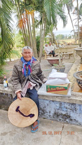 Ban Từ thiện chùa Bảo Tạng tặng quà