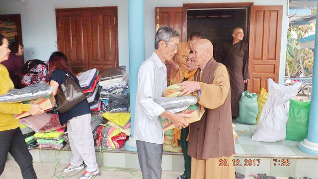 Ban Từ thiện chùa Bảo Tạng tặng quà