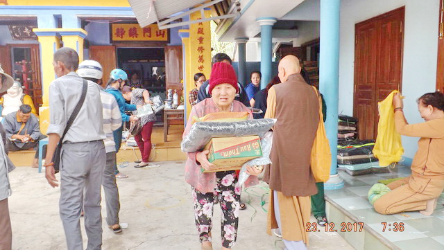 Ban Từ thiện chùa Bảo Tạng tặng quà