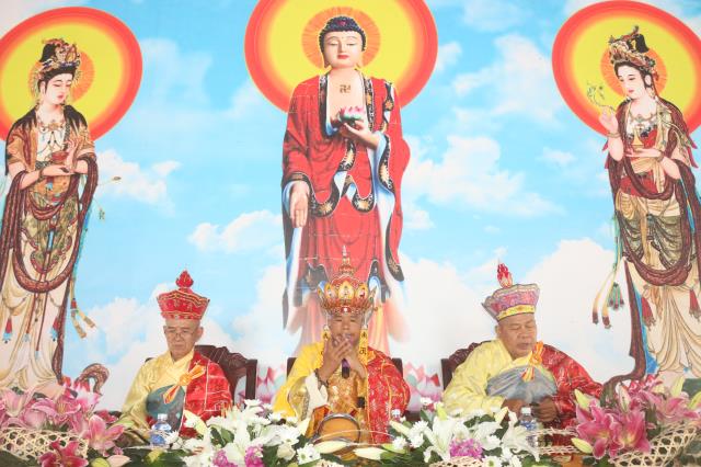 Chùm ảnh: Lễ trai đàn cầu siêu cho các nạn nhân không may xấu số vì TNGT.