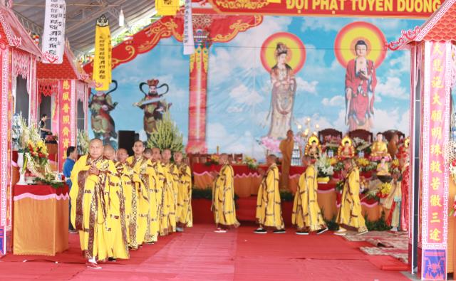 Chùm ảnh: Lễ trai đàn cầu siêu cho các nạn nhân không may xấu số vì TNGT.