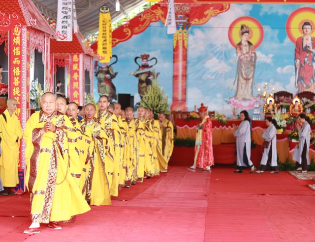 Chùm ảnh: Lễ trai đàn cầu siêu cho các nạn nhân không may xấu số vì TNGT.