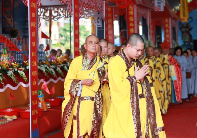 Chùm ảnh: Lễ trai đàn cầu siêu cho các nạn nhân không may xấu số vì TNGT.