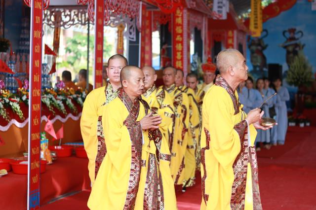 Chùm ảnh: Lễ trai đàn cầu siêu cho các nạn nhân không may xấu số vì TNGT.