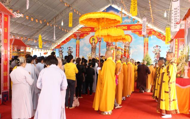 Chùm ảnh: Lễ trai đàn cầu siêu cho các nạn nhân không may xấu số vì TNGT.
