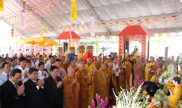 Chùm ảnh: Lễ trai đàn cầu siêu cho các nạn nhân không may xấu số vì TNGT.