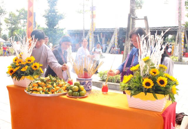 Chùm ảnh: Lễ trai đàn cầu siêu cho các nạn nhân không may xấu số vì TNGT.