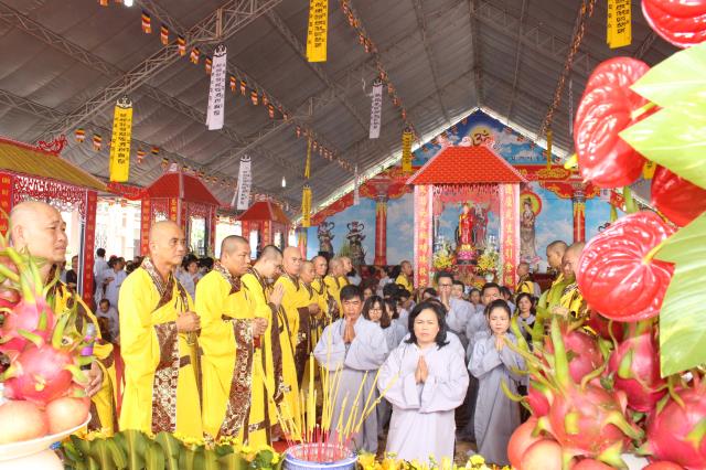 Chùm ảnh: Lễ trai đàn cầu siêu cho các nạn nhân không may xấu số vì TNGT.
