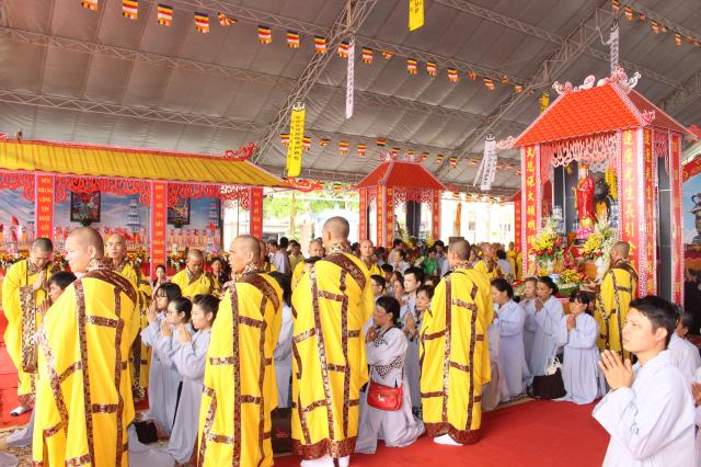 Chùm ảnh: Lễ trai đàn cầu siêu cho các nạn nhân không may xấu số vì TNGT.