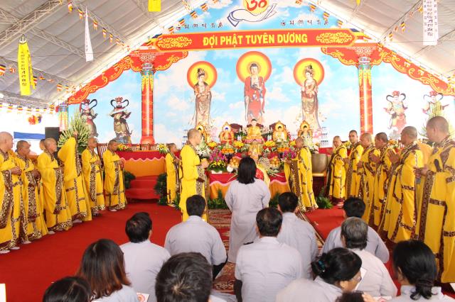 Chùm ảnh: Lễ trai đàn cầu siêu cho các nạn nhân không may xấu số vì TNGT.