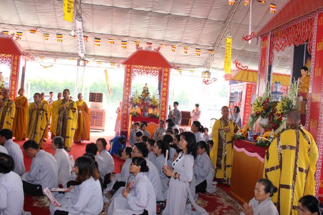 Chùm ảnh: Lễ trai đàn cầu siêu cho các nạn nhân không may xấu số vì TNGT.