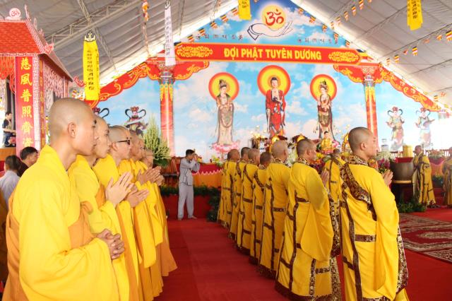 Chùm ảnh: Lễ trai đàn cầu siêu cho các nạn nhân không may xấu số vì TNGT.