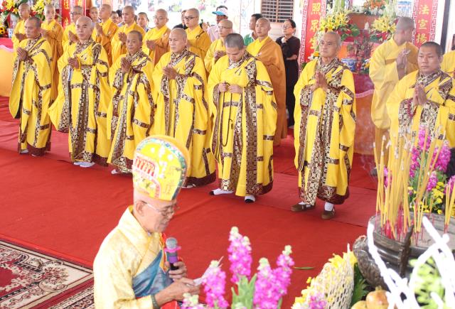 Chùm ảnh: Lễ trai đàn cầu siêu cho các nạn nhân không may xấu số vì TNGT.