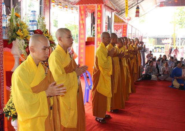 Chùm ảnh: Lễ trai đàn cầu siêu cho các nạn nhân không may xấu số vì TNGT.