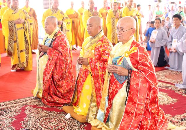 Chùm ảnh: Lễ trai đàn cầu siêu cho các nạn nhân không may xấu số vì TNGT.
