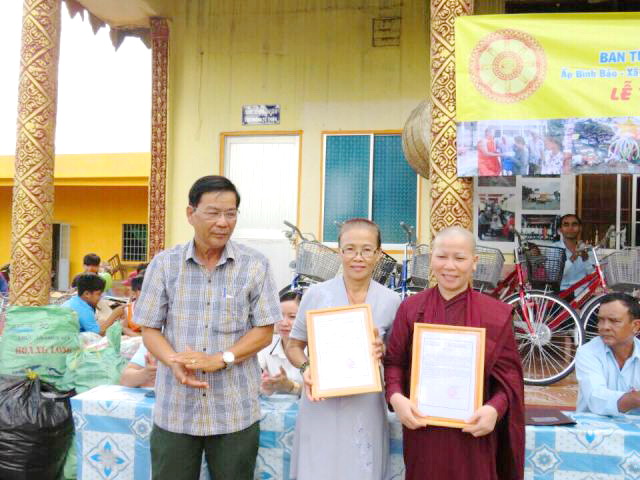Trung Thu với dân nghèo Chùa Cosđôn (Bạc Liêu)