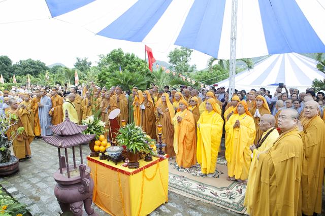 Cung thỉnh kim quan Đại lão HT Phó Pháp chủ Thích Trí Tâm nhập bảo tháp