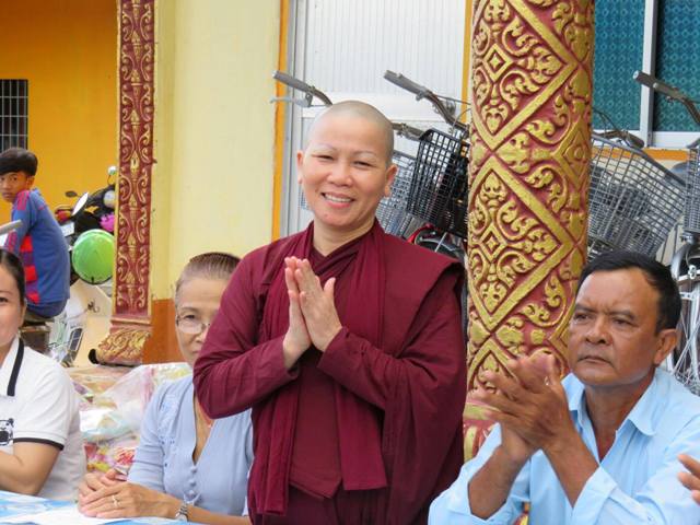 Trung Thu với dân nghèo Chùa Cosđôn (Bạc Liêu)