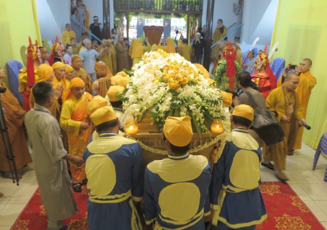 Cung thỉnh kim quan Đại lão HT Phó Pháp chủ Thích Trí Tâm nhập bảo tháp