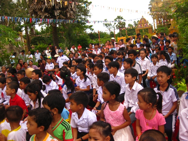 Trung Thu với dân nghèo Chùa Cosđôn (Bạc Liêu)