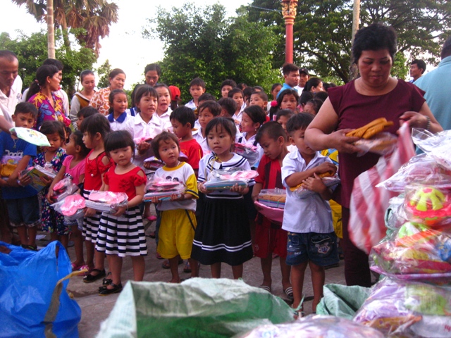 Trung Thu với dân nghèo Chùa Cosđôn (Bạc Liêu)