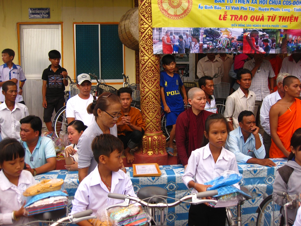 Trung Thu với dân nghèo Chùa Cosđôn (Bạc Liêu)