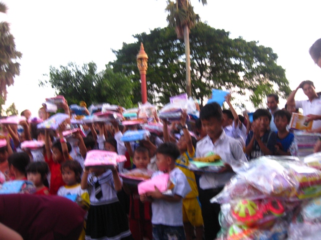 Trung Thu với dân nghèo Chùa Cosđôn (Bạc Liêu)