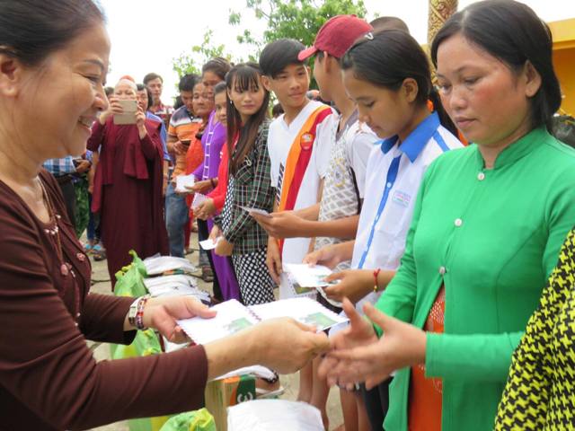 Trung Thu với dân nghèo Chùa Cosđôn (Bạc Liêu)