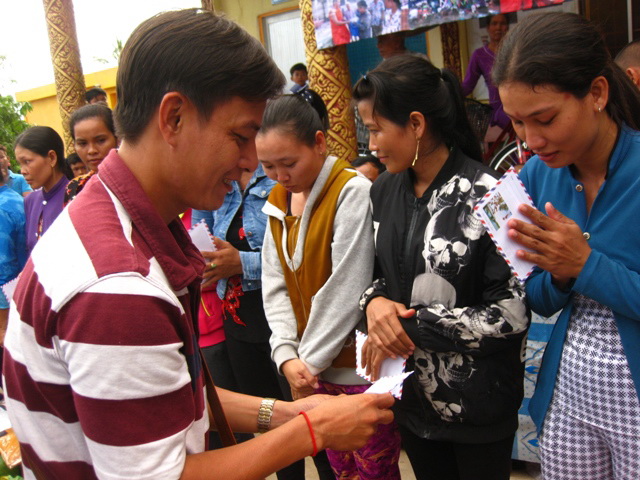 Trung Thu với dân nghèo Chùa Cosđôn (Bạc Liêu)