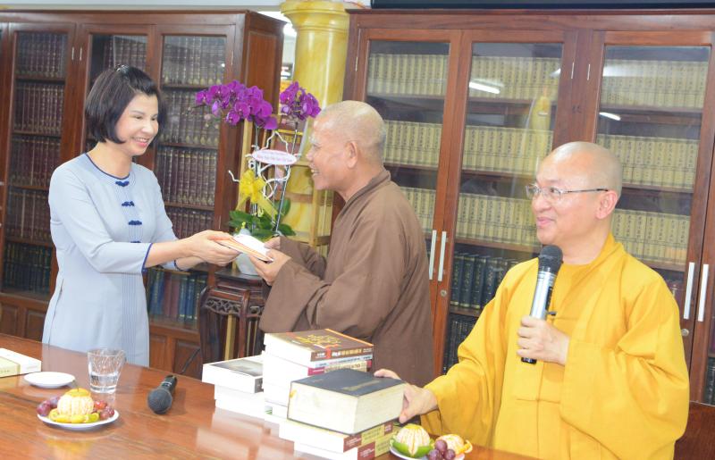 Quỹ ĐPNN trao tặng tịnh tài tại Trung tâm Nghiên cứu Phật giáo Hán Truyền
