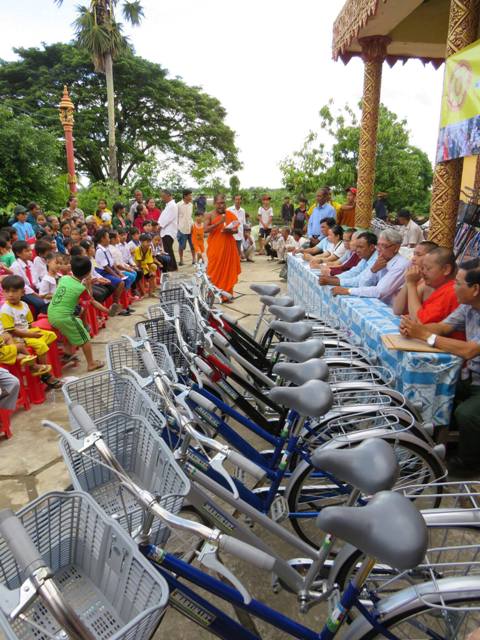 Trung Thu với dân nghèo Chùa Cosđôn (Bạc Liêu)