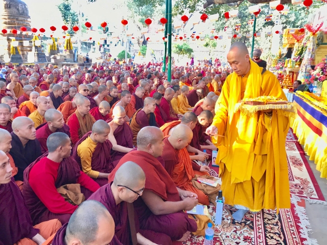 Ấn Độ: Trang nghiêm lễ cúng dường 1250 vị Tăng Ni tại Bồ Đề Đạo Tràng nhân tết Mậu Tuất