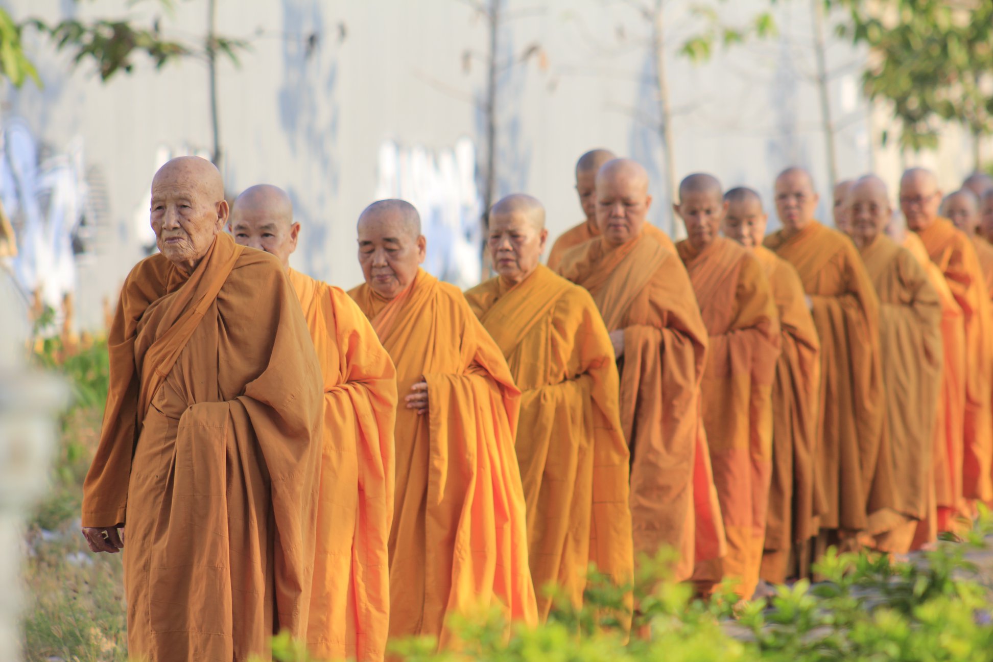 Pháp viện Minh Đăng Quang khất thực tưởng niệm 64 năm Tổ sư Minh Đăng Quang vắng bóng.