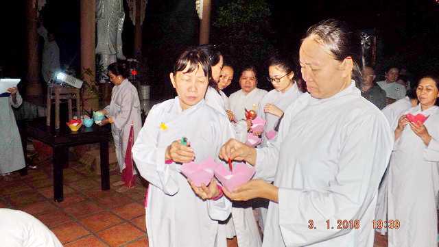 Hoa đăng vía Đức Di Đà tại chùa Trường Thọ