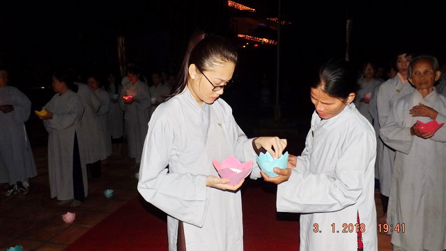 Hoa đăng vía Đức Di Đà tại chùa Trường Thọ