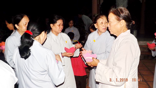 Hoa đăng vía Đức Di Đà tại chùa Trường Thọ