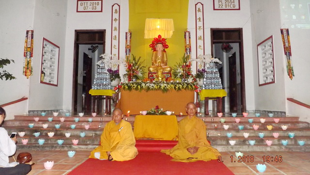 Hoa đăng vía Đức Di Đà tại chùa Trường Thọ