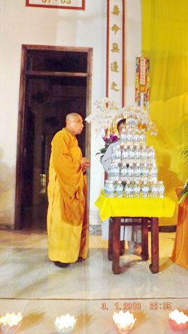 Hoa đăng vía Đức Di Đà tại chùa Trường Thọ