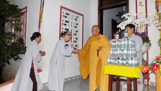 Hoa đăng vía Đức Di Đà tại chùa Trường Thọ