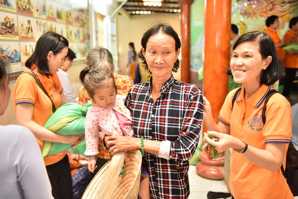 Quỹ Đạo Phật Ngày Nay Trao tặng “Quà Tết Yêu Thương” tại Bến Tre và Cà Mau Ngày 06-07/01/2018 (C135)